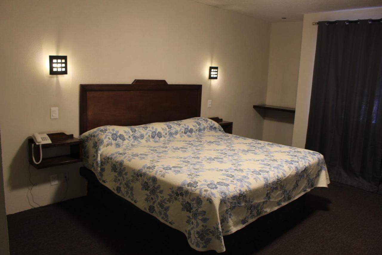 Hotel Meson Del Puente Acambaro ภายนอก รูปภาพ